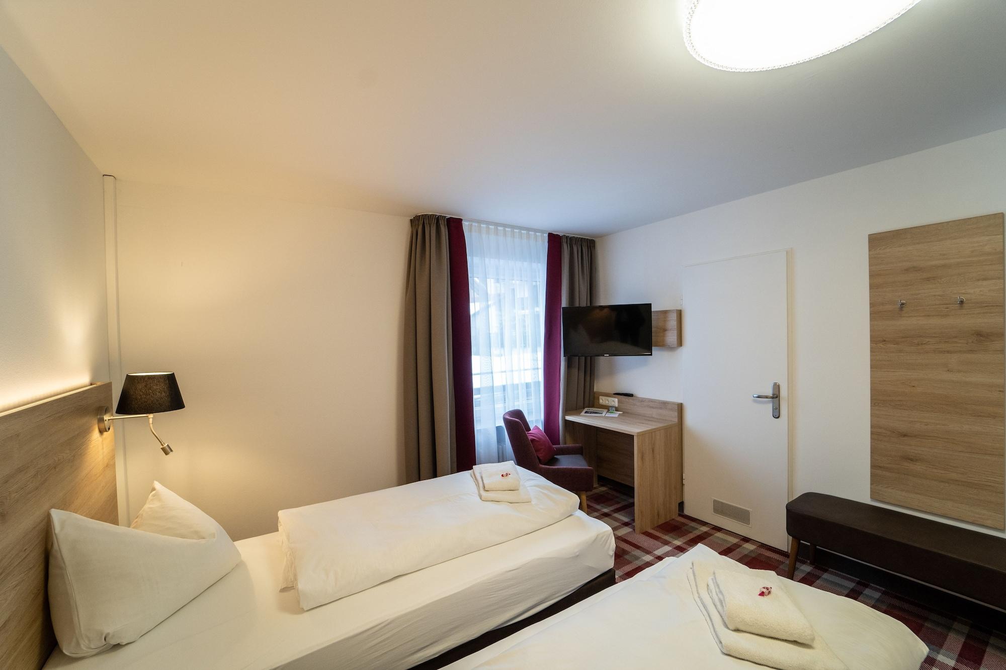 Hotel Weissbraeu Oberhaching Exterior photo