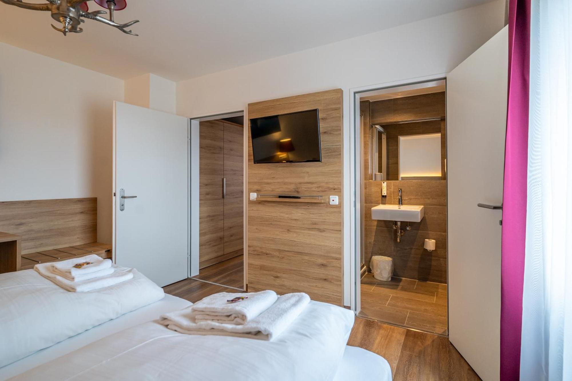 Hotel Weissbraeu Oberhaching Exterior photo